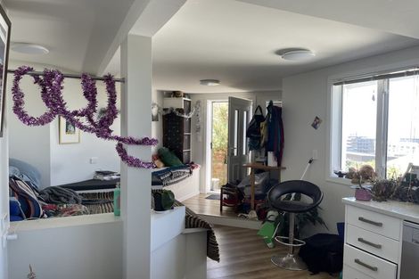 Photo of property in 92 Kelburn Parade, Kelburn, Wellington, 6012