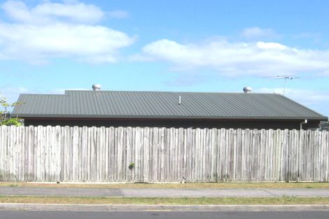 Photo of property in 2/8 Heathglen Place, Bayview, Auckland, 0629