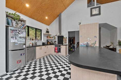 Photo of property in 140 Shaw Road, Oratia, Auckland, 0604