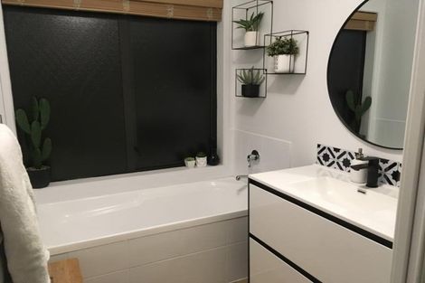 Photo of property in 463 Waitakere Road, Taupaki, Henderson, 0782