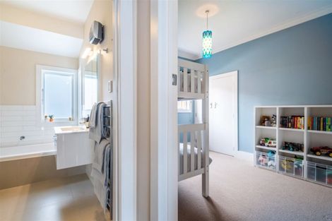 Photo of property in 30 Old Lake Road, Narrow Neck, Auckland, 0624