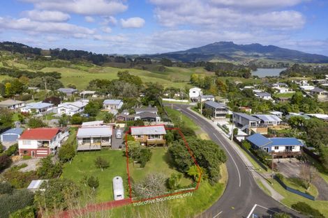 Photo of property in 35 Lorenzen Bay Road, Raglan, 3225