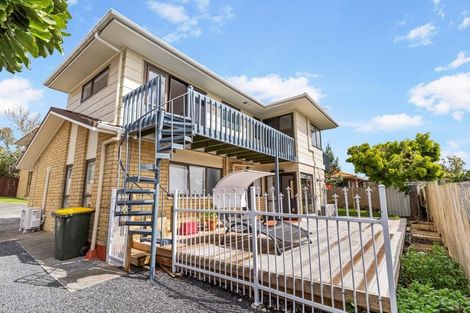 Photo of property in 2/30 Redoubt Road, Goodwood Heights, Auckland, 2105