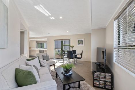 Photo of property in 1/5 Masterton Road, Rothesay Bay, Auckland, 0630