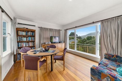 Photo of property in 9 Victory Crescent, Tawa, Wellington, 5028