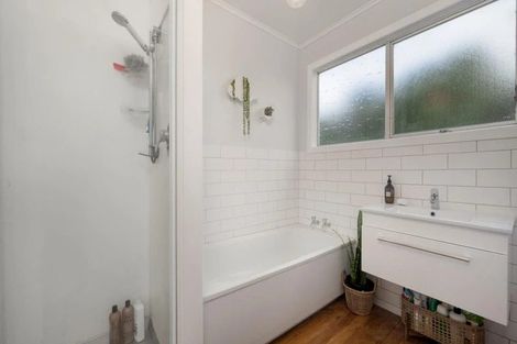 Photo of property in 30 Kiteroa Terrace, Rothesay Bay, Auckland, 0630