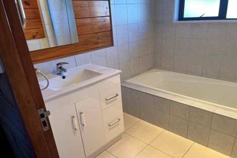 Photo of property in 2/226 Forrest Hill Road, Forrest Hill, Auckland, 0620