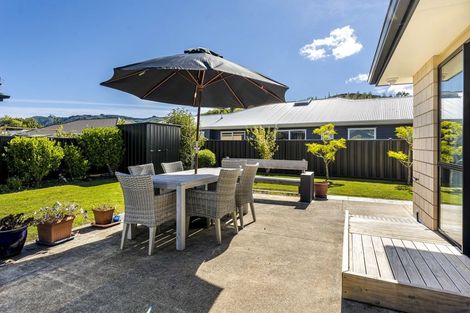 Photo of property in 4 Sunstone Crescent, Brown Owl, Upper Hutt, 5018