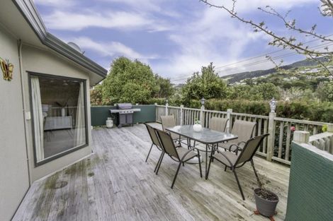 Photo of property in 2 Kowhai Street, Tawa, Wellington, 5028