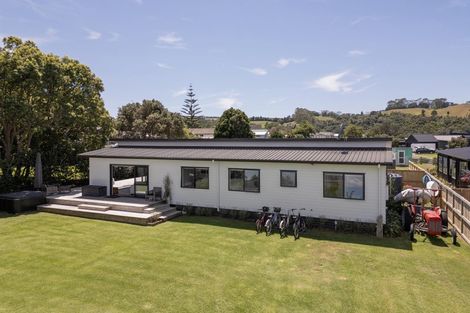 Photo of property in 8 Voyager Place, Cooks Beach, Whitianga, 3591