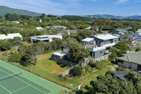 Photo of property in 18 Marram Way, Peka Peka, Waikanae, 5391