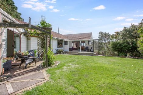 Photo of property in 104 Airlie Road, Plimmerton, Porirua, 5026