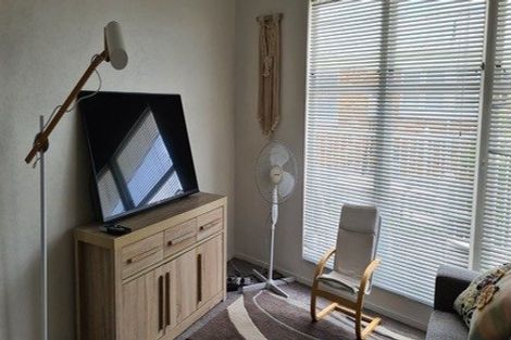 Photo of property in 2/124 Te Atatu Road, Te Atatu South, Auckland, 0610