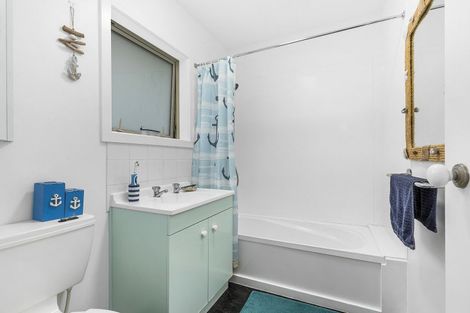 Photo of property in 2/420 Queens Drive, Lyall Bay, Wellington, 6022