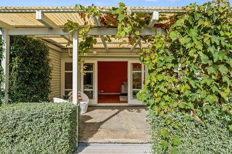 Photo of property in 76 Mount Smart Road, Onehunga, Auckland, 1061
