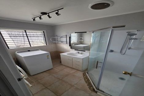 Photo of property in 92 Reeves Road, Pakuranga Heights, Auckland, 2010