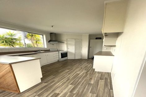 Photo of property in 28 Easton Park Parade, Glenfield, Auckland, 0629