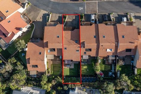 Photo of property in 10/8 Tobago Place, Sunnynook, Auckland, 0620