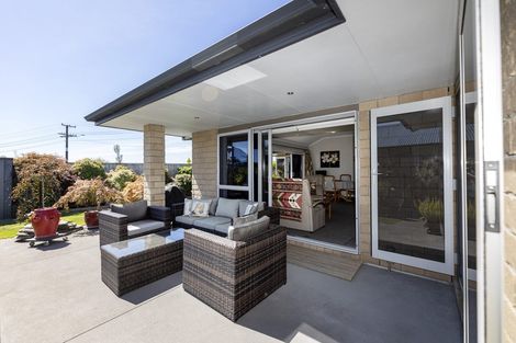 Photo of property in 2 Oakwood Drive, Highlands Park, New Plymouth, 4312