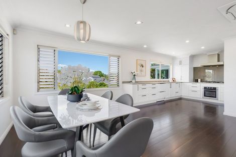 Photo of property in 8 Page Point, Mellons Bay, Auckland, 2014