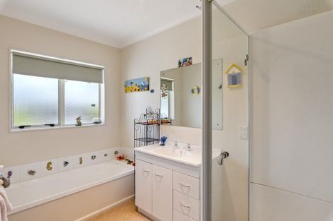 Photo of property in 4 Monterosso Place, Paraparaumu Beach, Paraparaumu, 5032