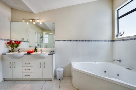 Photo of property in 23 Malin Place, Pinehill, Auckland, 0632