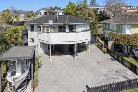 Photo of property in 18 Temuri Place, Glendene, Auckland, 0602