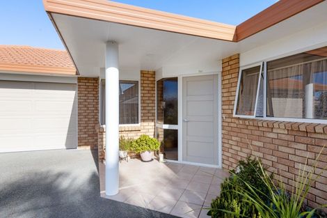 Photo of property in 2 Mcgowan Place, Orewa, 0931