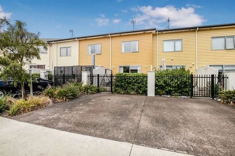 Photo of property in 31/11 Ray Small Drive, Papakura, 2110