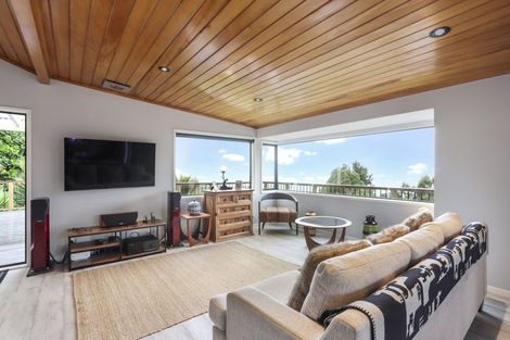 Photo of property in 19 Cascade Avenue, Waiatarua, Auckland, 0604