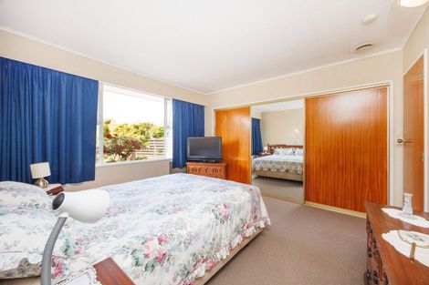 Photo of property in 18 Westhaven Grove, Takaro, Palmerston North, 4412