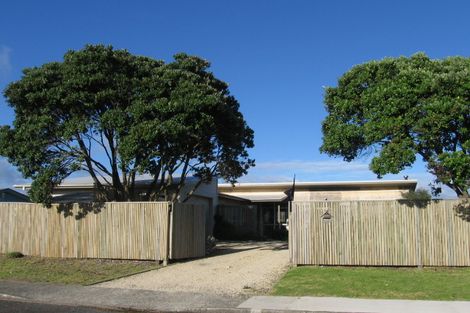 Photo of property in 66 Ngapaki Street, Waikanae Beach, Waikanae, 5036