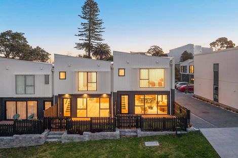Photo of property in 2/18 Handley Avenue, Narrow Neck, Auckland, 0624