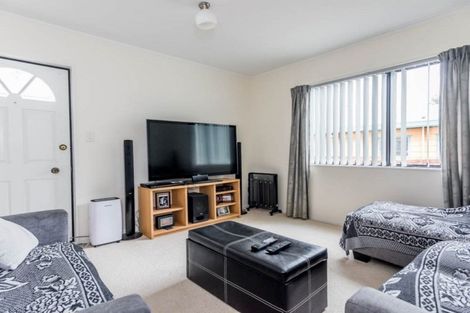 Photo of property in 2/52 Waitaki Street, Henderson, Auckland, 0612