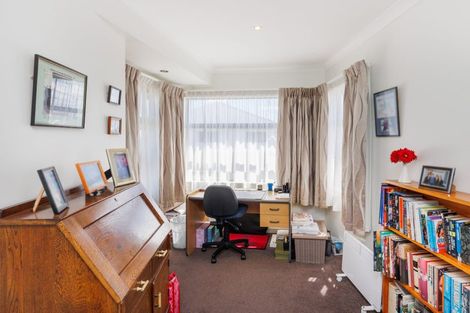 Photo of property in 27 Ruapehu Drive, Fitzherbert, Palmerston North, 4410