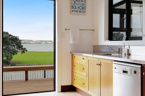 Photo of property in 81 Kiwi Esplanade, Mangere Bridge, Auckland, 2022