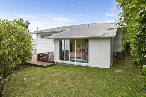 Photo of property in 12 Kinapori Terrace, Newlands, Wellington, 6037