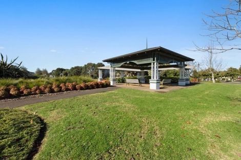 Photo of property in 8 Vinograd Drive, Te Atatu Peninsula, Auckland, 0610