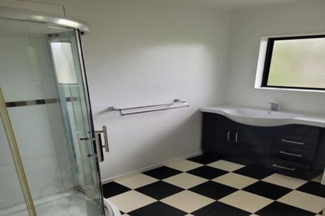 Photo of property in 2/23 Weldene Avenue, Glenfield, Auckland, 0629