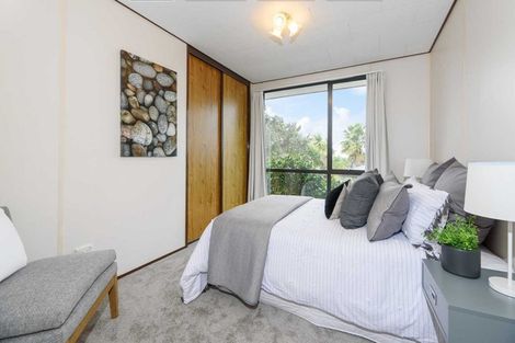 Photo of property in 72 Totaravale Drive, Totara Vale, Auckland, 0629