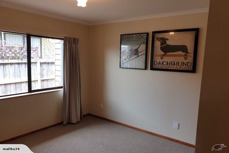 Photo of property in 16 Taupiko Place, Green Bay, Auckland, 0604