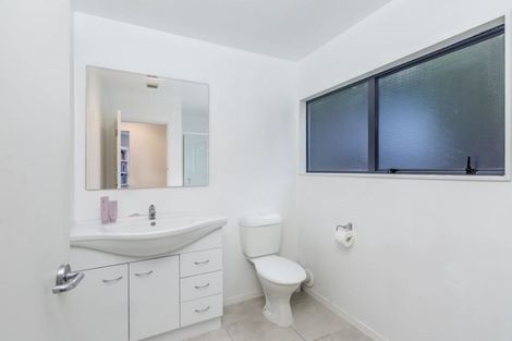 Photo of property in 6/12 Wernham Place, Northcote, Auckland, 0626