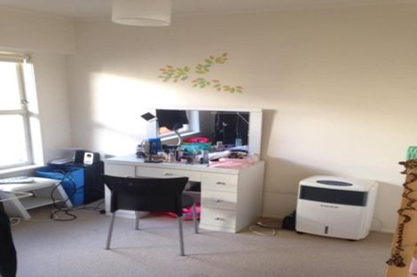 Photo of property in 2/5 Downing Street, Glenfield, Auckland, 0629