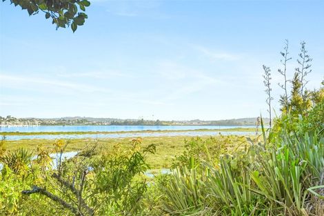 Photo of property in 28 Dawnhaven Drive, Te Atatu Peninsula, Auckland, 0610