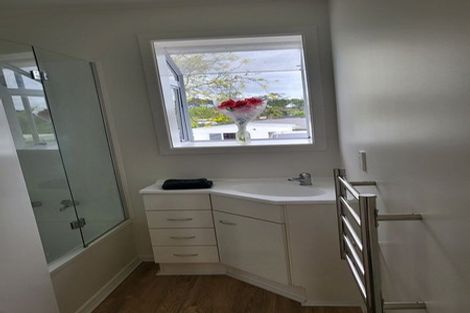 Photo of property in 4 Beazley Place, Glendene, Auckland, 0602