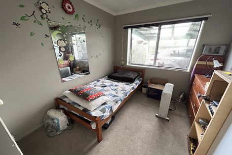 Photo of property in 1/98 Manhattan Heights, Glendene, Auckland, 0602