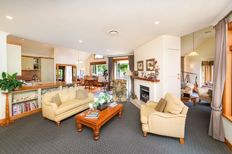 Photo of property in 5 Waicola Drive, Fitzherbert, Palmerston North, 4471