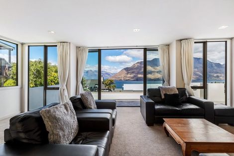 Photo of property in 72 Wynyard Crescent, Fernhill, Queenstown, 9300