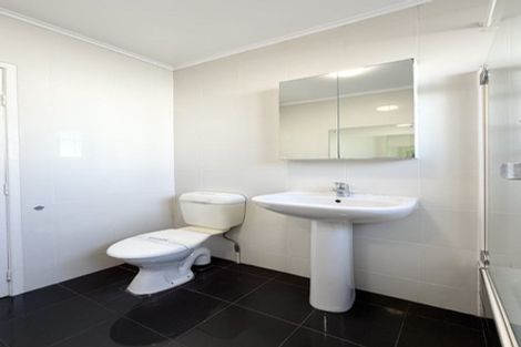 Photo of property in 1 Sunnynook Road, Forrest Hill, Auckland, 0620