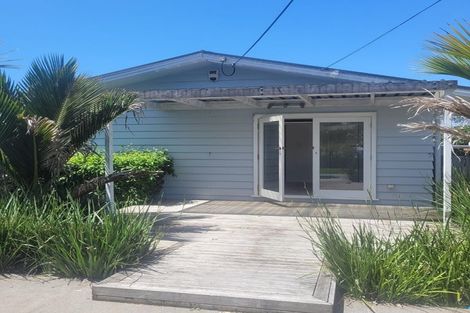 Photo of property in 11 Woodside Avenue, Northcote, Auckland, 0627